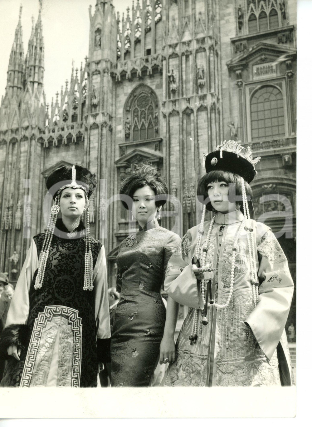 1968 DUOMO DI MILANO Modelle posano in abiti tradizionali cinesi - Foto 13x18 cm