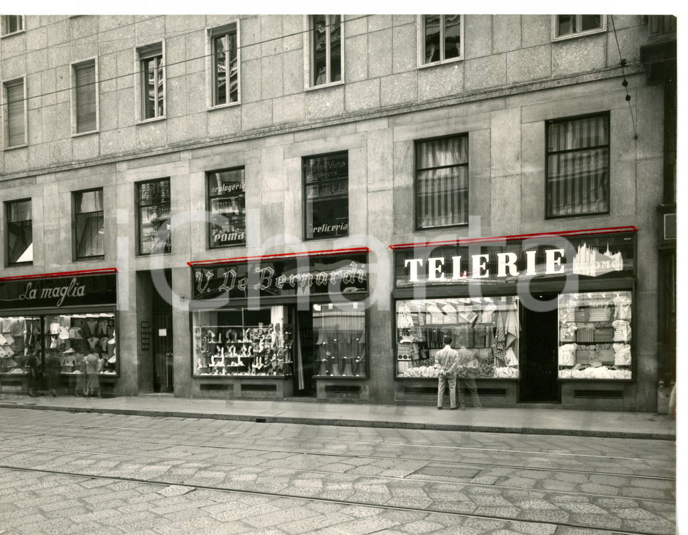1965 ca MILANO Via Torino - Negozio di guanti DE BERNARDI - Foto 21x17 cm