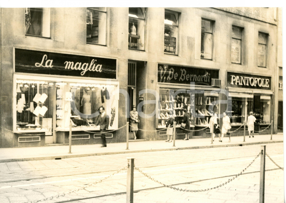 1965 ca MILANO Via Torino - Negozio di guanti DE BERNARDI - Fotografia