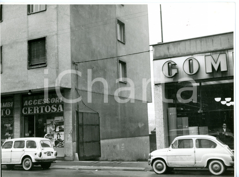 1970 ca MILANO Viale Certosa - Scorcio con auto parcheggiate - Foto VINTAGE