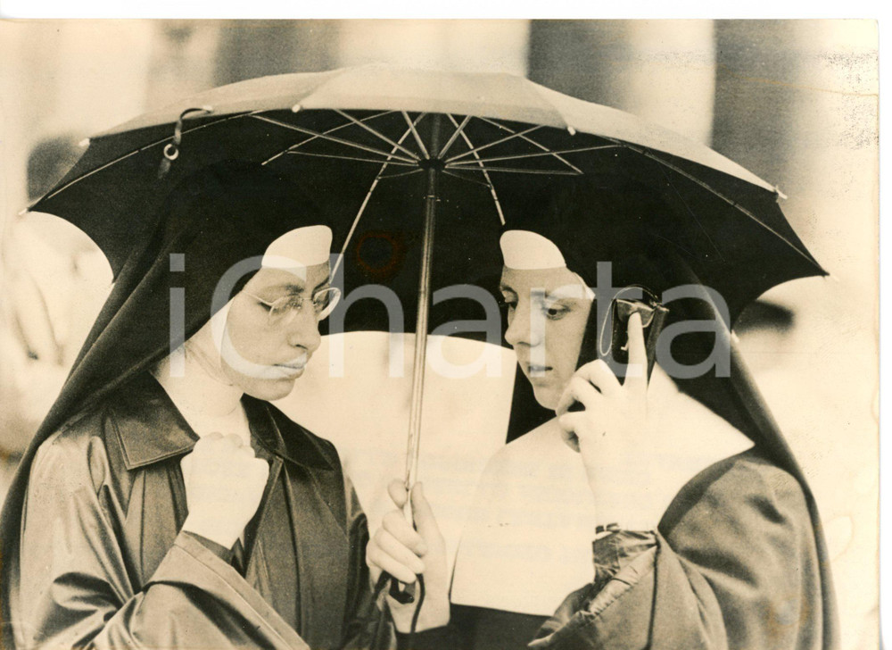 1963 ROMA Morte Papa Giovanni XXIII - Suore ascoltano la notizia alla radio