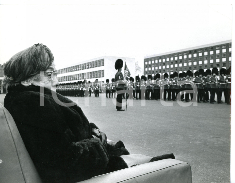 1965 LONDON Chelsea Barracks - Rose STEVENSON during St David's Day parade *Foto