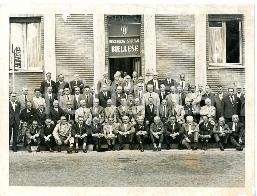 1960ca ASSOCIAZIONE SPORTIVA BIELLESE La dirigenza - Foto di gruppo *DANNEGGIATA