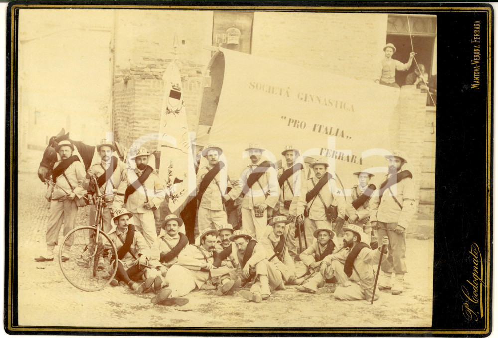 1890 ca FERRARA - Società Ginnastica " PRO ITALIA" con calesse - Foto RARA 25x17