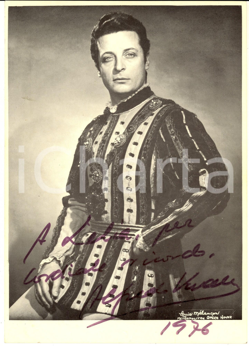 1976 Tenore Alfredo KRAUS TRUJILLO in "Rigoletto" - Foto con AUTOGRAFO 18x25 Fotografia d'epoca che ritrae il noto tenore in uno dei suoi ruoli pi&ugrave; celebri (il Duca di Mantova nel "Rigoletto"), interpretato per il debutto al Metropolitan di New York.Autografo al margine inferiore.CONDIZIONI: GFORMATO: 18x25 cm     originale e autentica 1