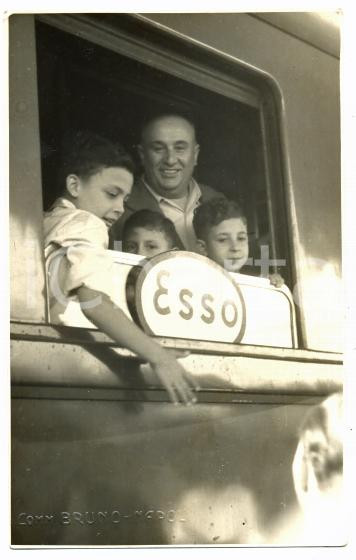 1950 ca AREA DI NAPOLI - FERROVIE - Bambini al finestrino del nuovo vagone ESSO