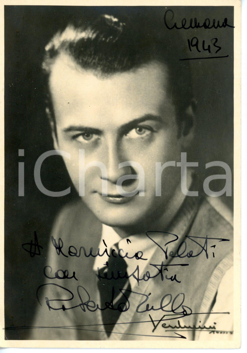 1943 CINEMA Attore Roberto VILLA *Fotografia seriale con AUTOGRAFO Fotografia seriale d'epoca, con dedica autografa. DIMENSIONI: 10x15 cm CONDIZIONI: G (ma piccola piegatura all'angolo inferiore sinistro)     originale e autentica 1