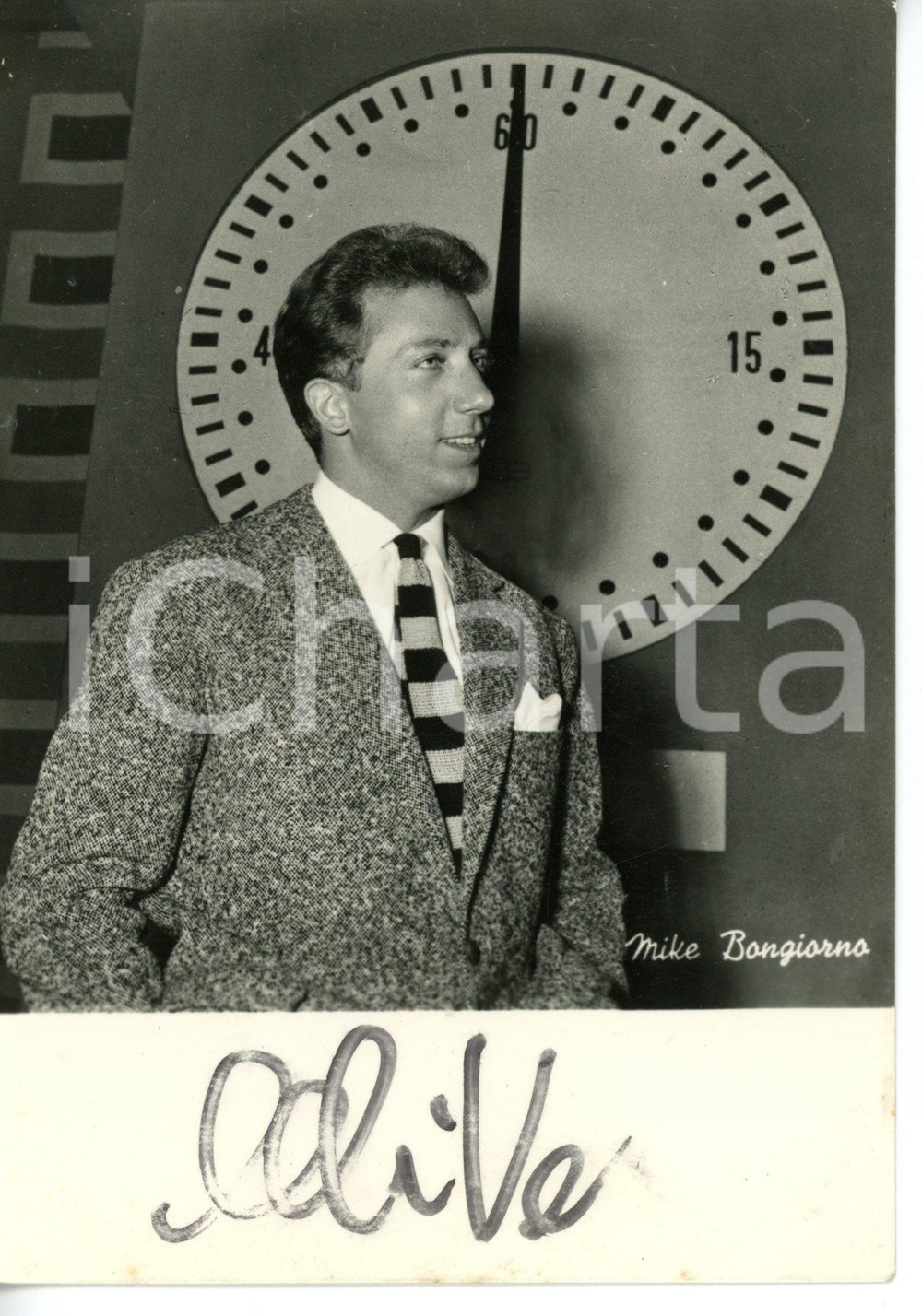 1956 COSTUME Mike BONGIORNO conduttore TV *Cartolina con AUTOGRAFO Cartolina d'epoca con autografo. DIMENSIONI: 10x15 cm CONDIZIONI: G (ma lievi abrasioni agli angoli)     originale e autentica 1