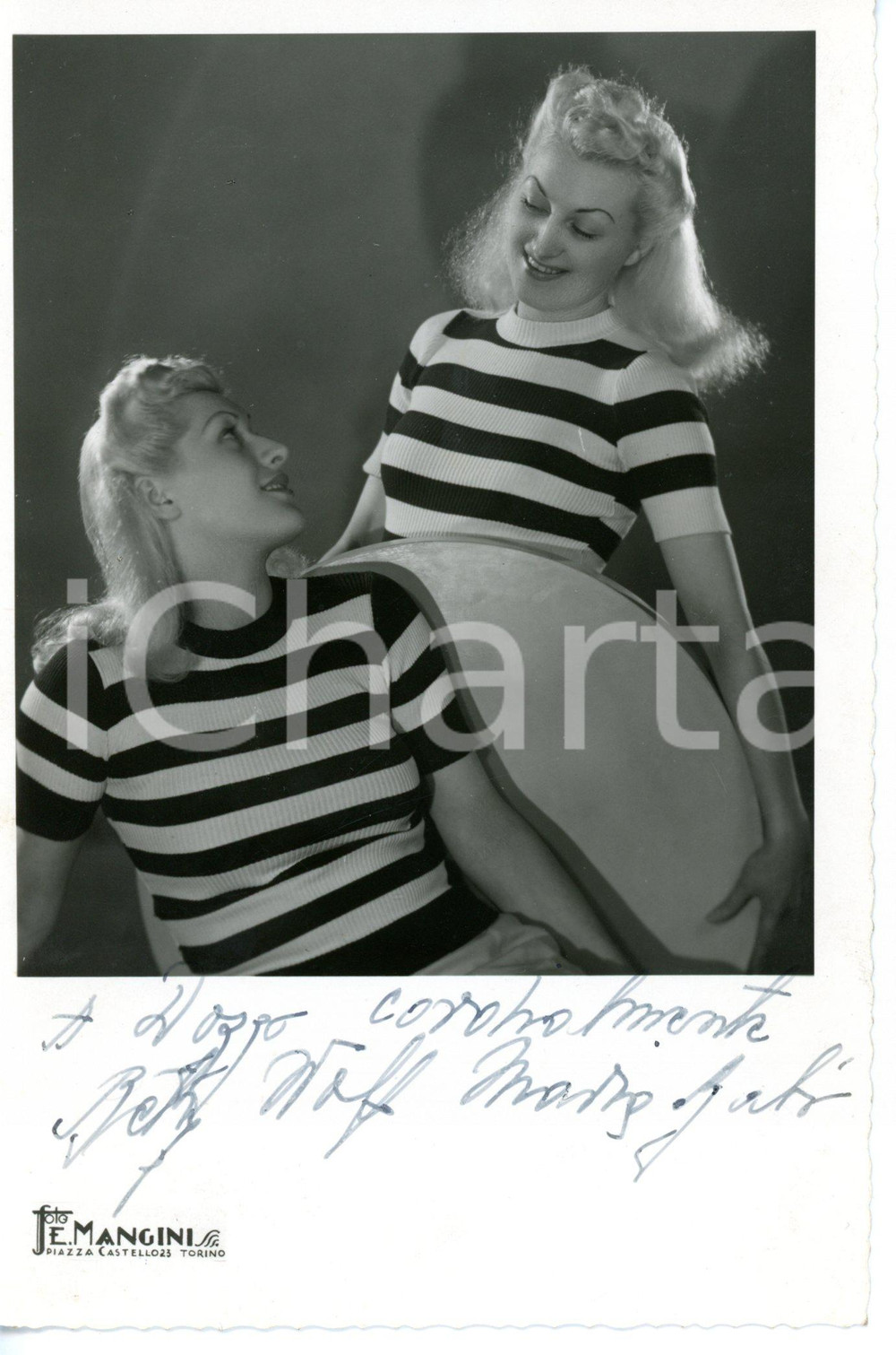 1940 ca TORINO Soubrette "gemelle" Beth WOLF e Maria RAVI *Foto con AUTOGRAFO Fotografia seriale con autografo. DIMENSIONI: 11x17 cm CONDIZIONI: G (ma lievi macchie al verso)     originale e autentica 1