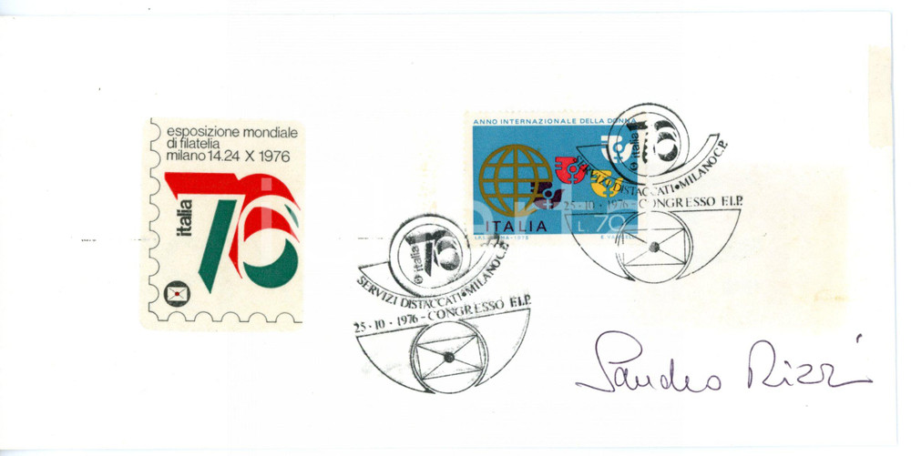 1976 MILANO CORRIERE DELLA SERA Sandro RIZZI *Biglietto AUTOGRAFO con timbro FDC  Biglietto su cartoncino, recante l'annullo del primo giorno, firmato dal giornalista Sandro Rizzi.Occasione dell'emissione filatelica &egrave; il centenario del Corriere della Sera. CONDIZIONI: GFORMATO: 20x10 cm    originale e autentica 1