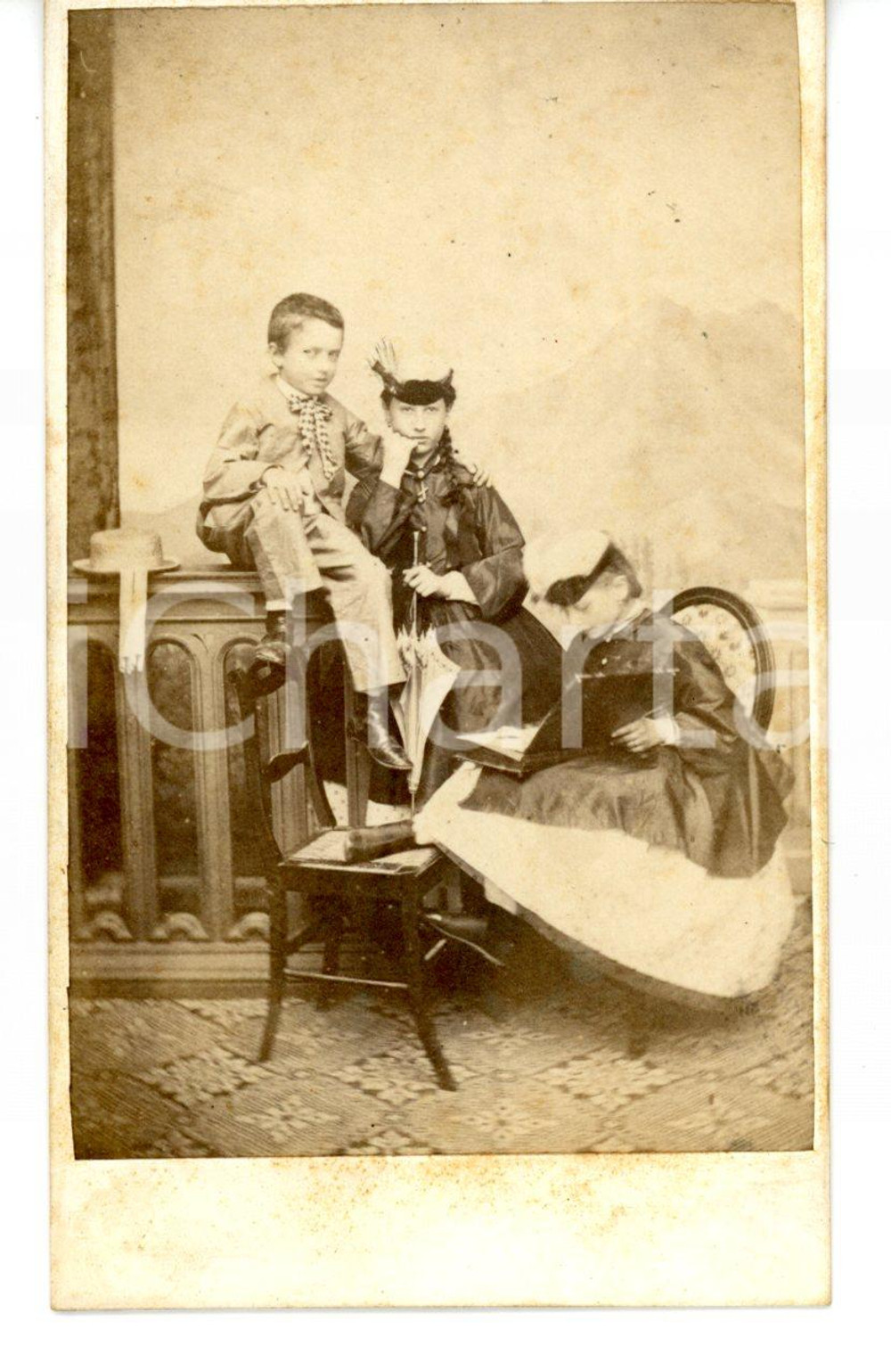 1870 ca CUNEO Ritratto di tre fratelli con bambina in lettura *Foto JAVELLI CDV Fotografia d'epoca, su cartoncino morbido.FOTOGRAFO: Javelli - CuneoCONDIZIONI: G (minime bruniture)FORMATO: CDV     originale e autentica 1