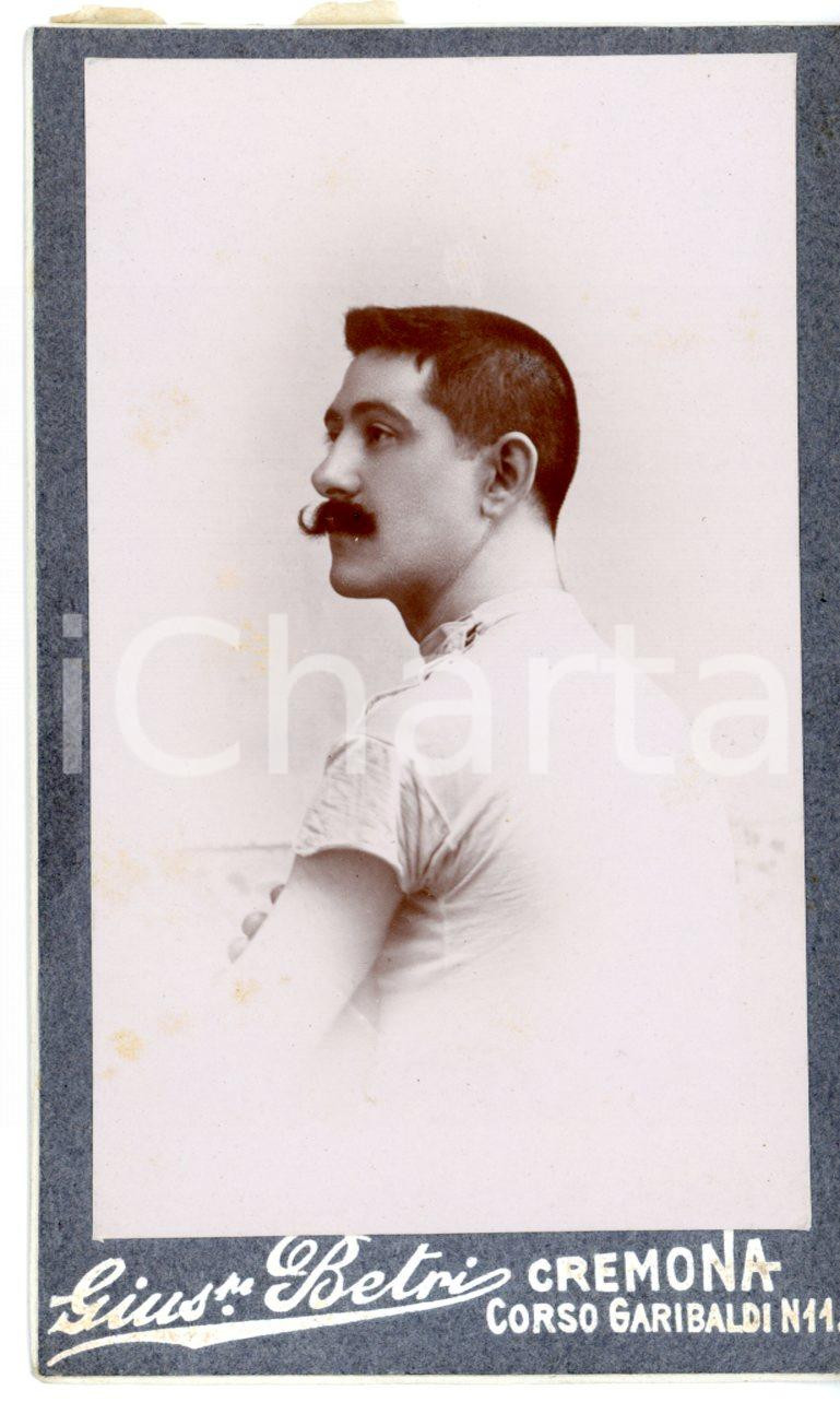 1900 ca CREMONA Ritratto maschile con maglia bianca *Foto Giuseppe BETRI CDV
