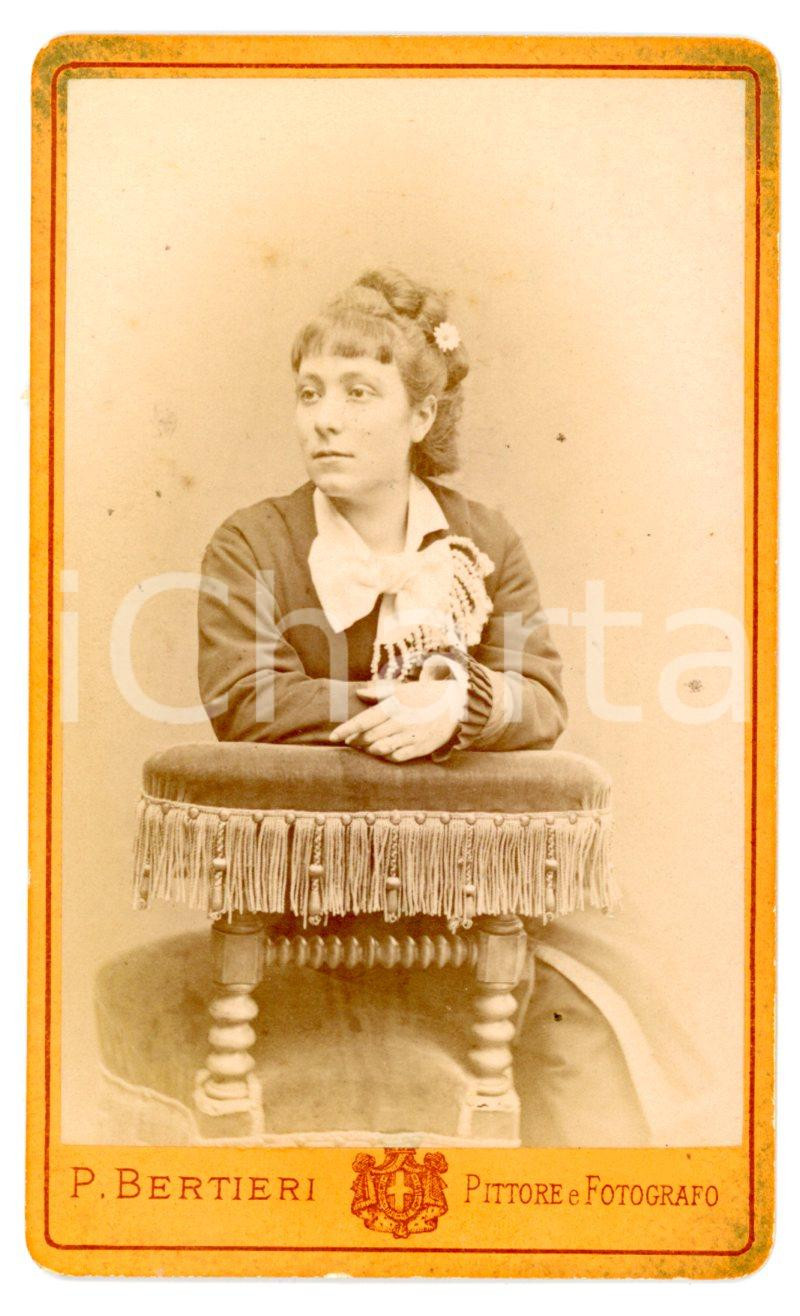 1875 ca TORINO Ritratto di donna con margherita tra i capelli *Foto BERTIERI CDV
