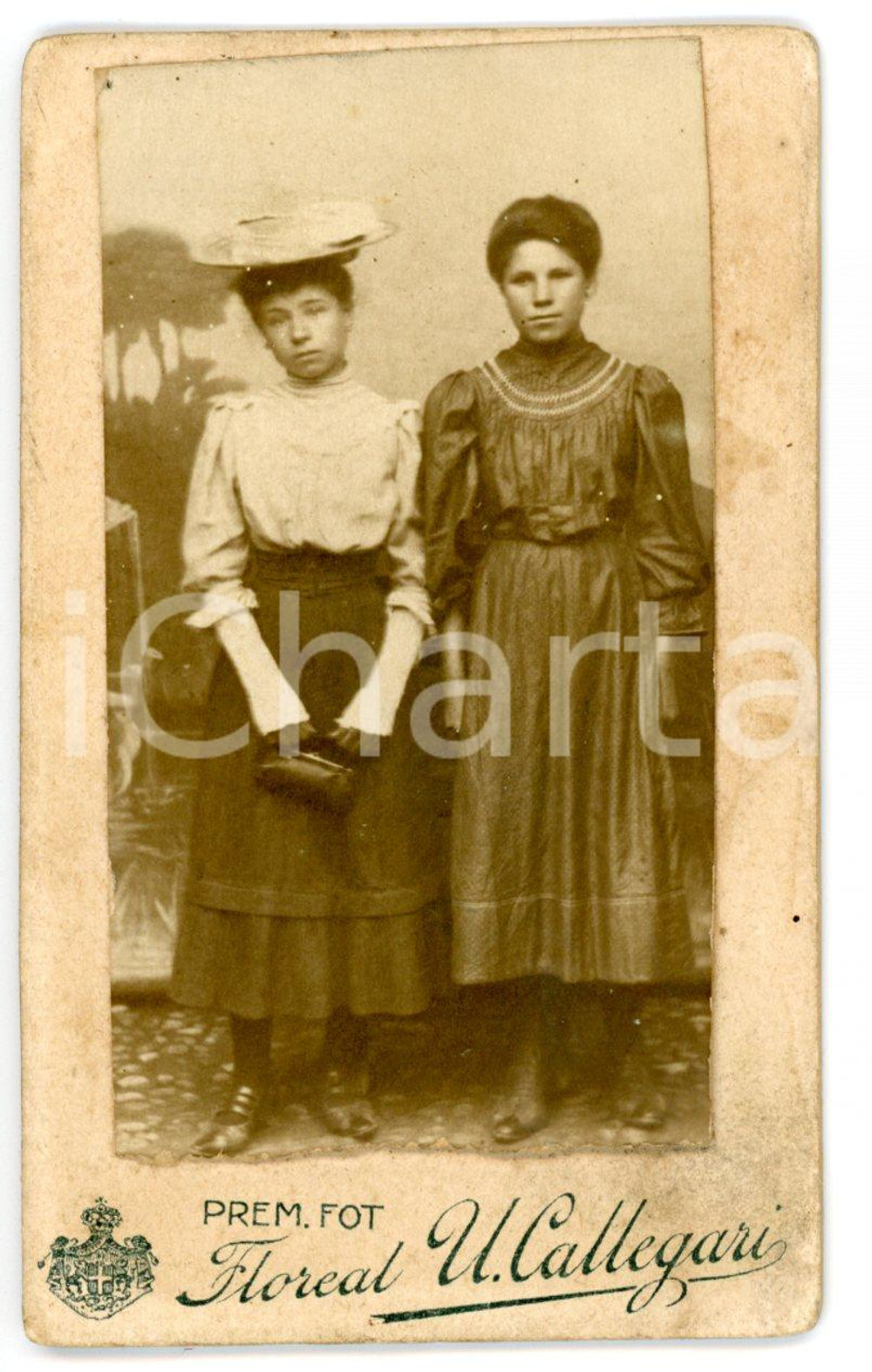 1900 ca TORINO Ritratto di due sorelle in abito da passeggio - Foto CALLEGARI CDV