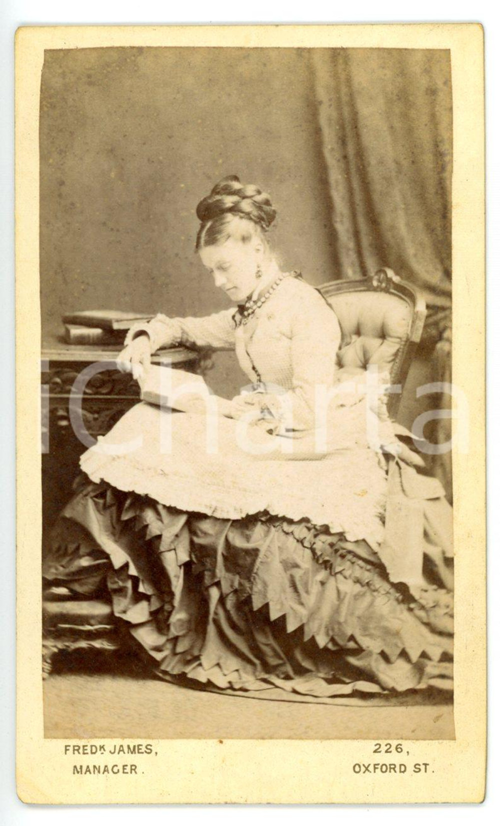 1865 ca LONDON Ritratto di giovane donna in lettura - Foto JAMES CDV