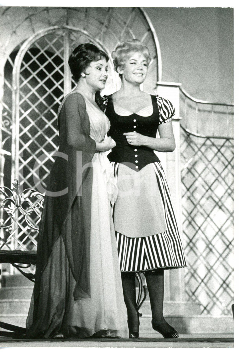1963 SALISBURGO Theatergasse - Attrici durante uno spettacolo *Foto 10x15