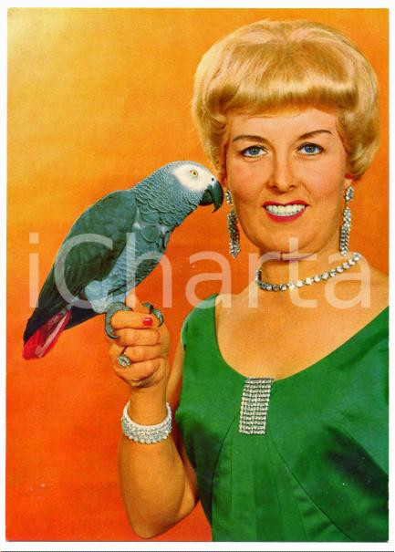 1970 ca DENMARK Circus Benneweis - Lora ESTON with her parrot - Postcard FG NV