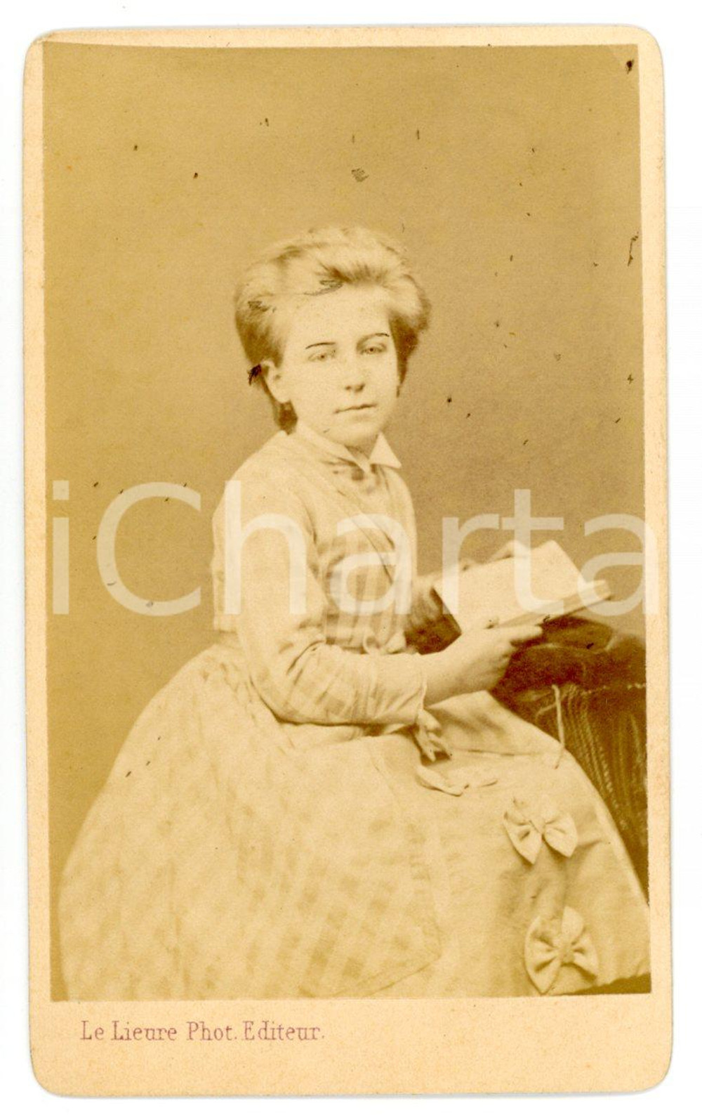 1865 ca TORINO Ritratto di Maria FERRERO con un libro - Foto LE LIEURE CDV