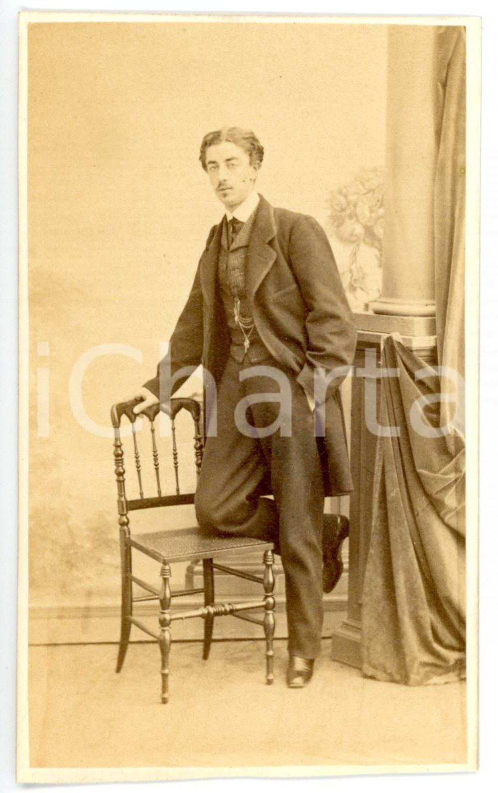1860 ca TORINO Luigi Casimiro CAYS posa con una sedia *Foto E. DI CHANAZ - CDV