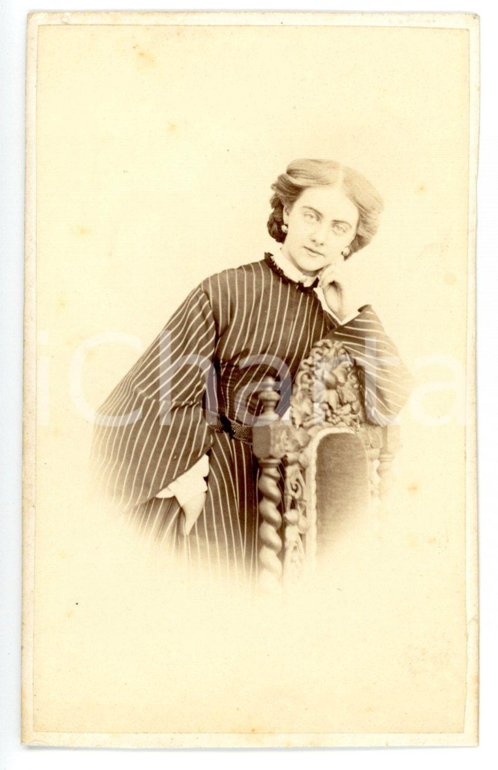 1860 ca TORINO (?) Ritratto di Antonia CAYS GAROFOLI in abito a righe - Foto CDV