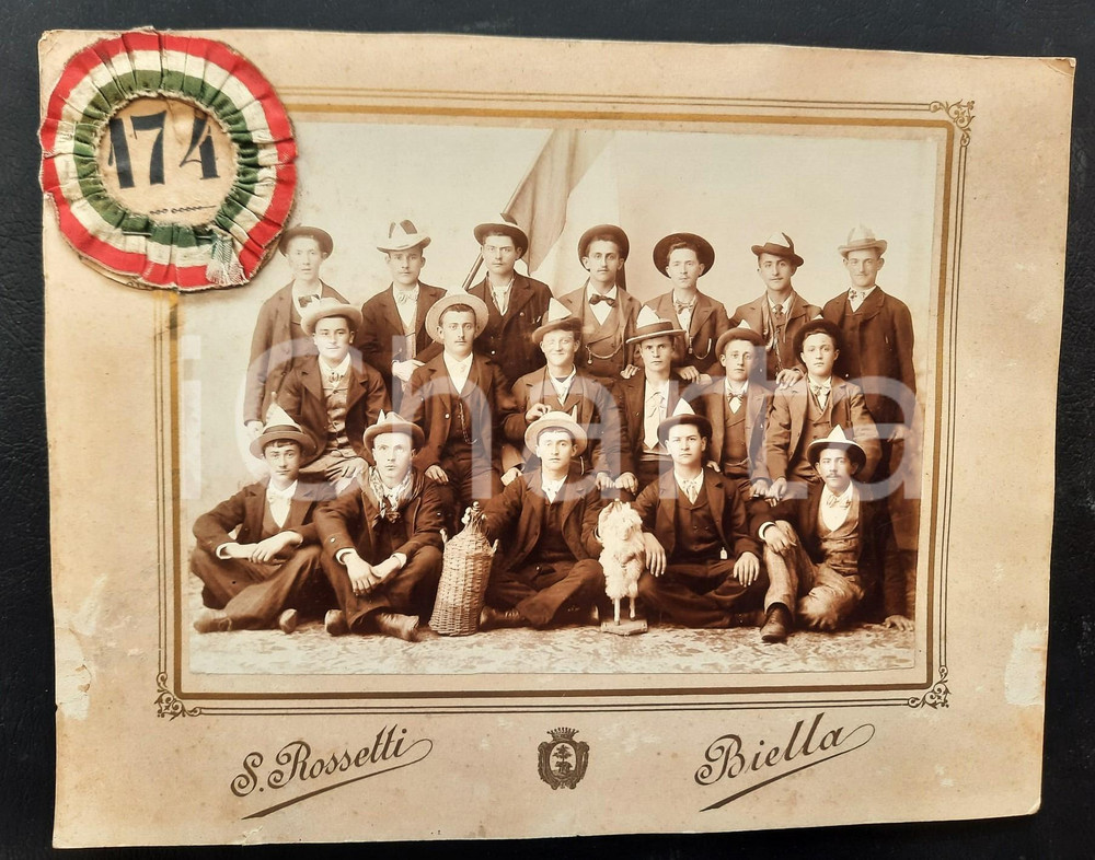 1914 VALLE MOSSO Gruppo di coscritti con fiasco e giocattolo *Foto ROSSETTI RARA