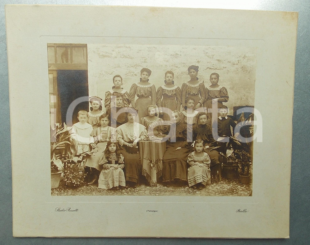 1900 ca BIELLA Ritratto di gruppo nel cortile di un istituto *Foto ROSSETTI RARA