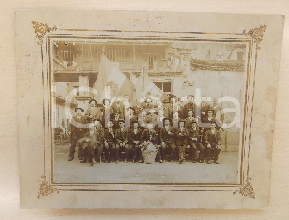 1910 ca BIELLA (?) Ex coscritti con bandiere in una cascina - Foto CURIOSA