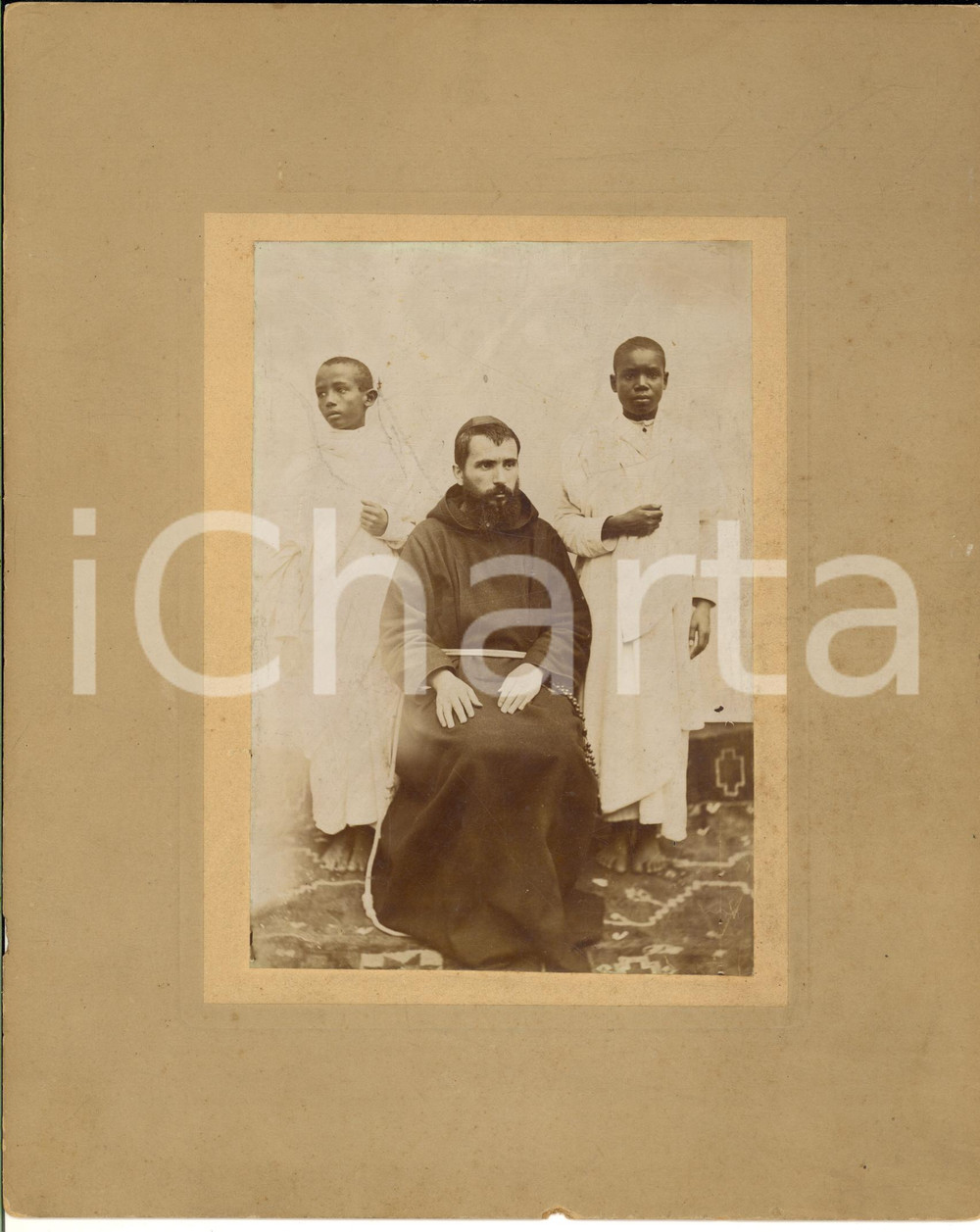1910 ca ITALIA Padre cappuccino missionario con due chierichetti africani FOTO