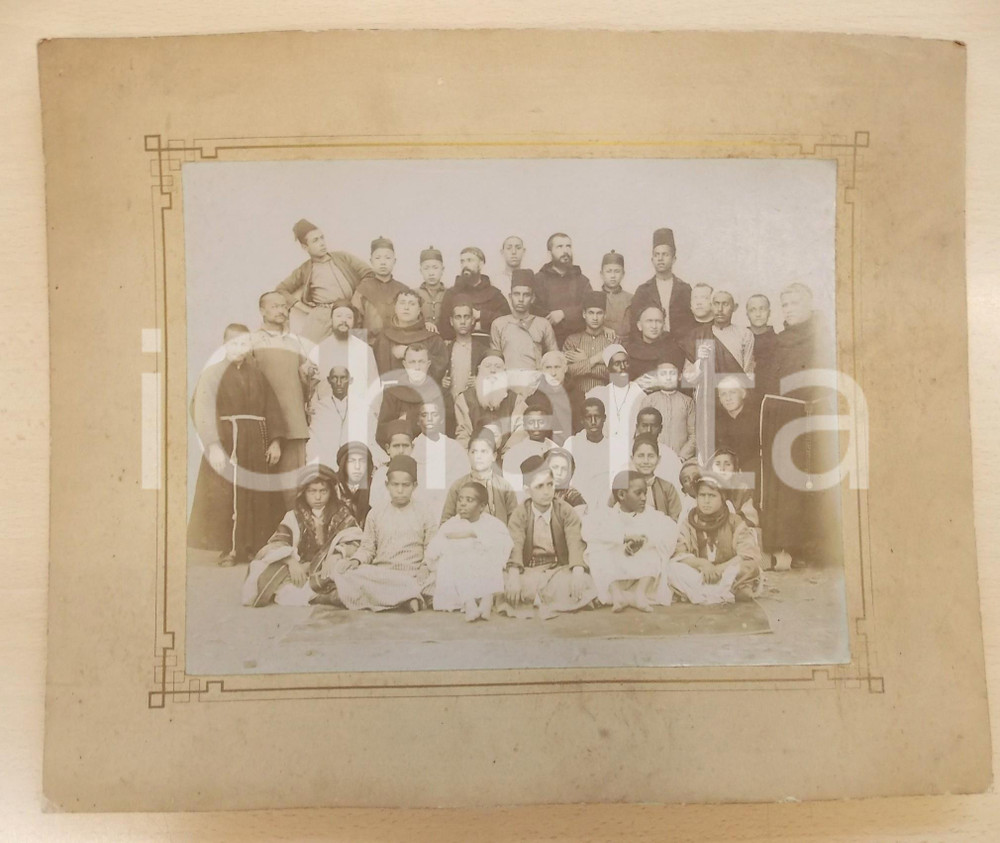 1910 ca ITALIA Missionari cappuccini con gruppo di fedeli dal mondo - Foto RARA