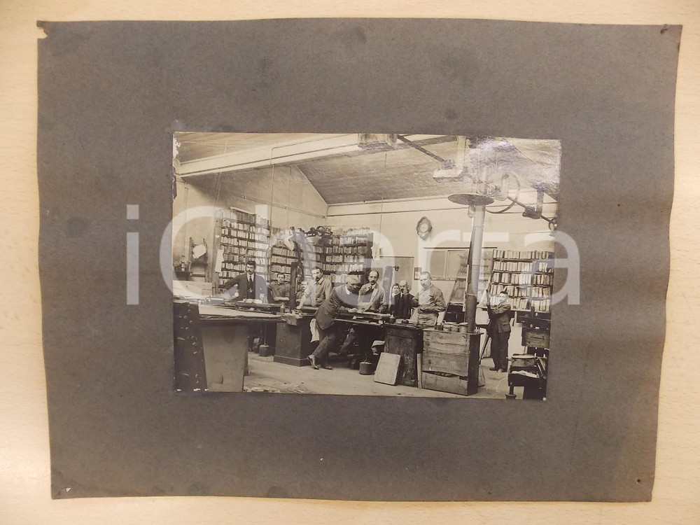 1910 ca LOMBARDIA (?) Interno di tipografia con i lavoratori - Foto RARA (1)