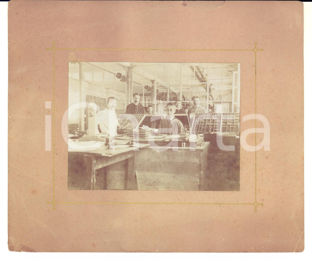 1910 ca LOMBARDIA (?) La bottega di un tipografo con i suoi lavoratori - Foto