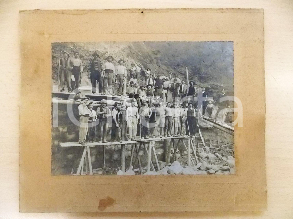 1900 ca ITALIA Gruppo di operai su ponteggi per galleria ferroviaria - Foto