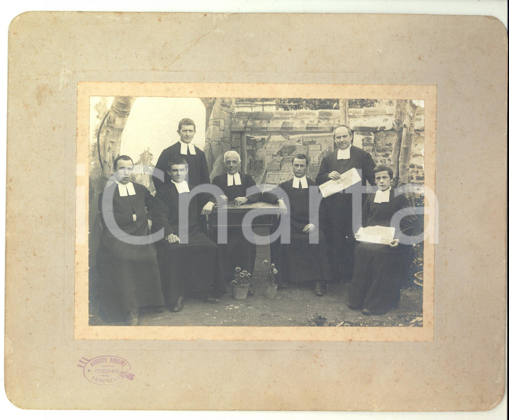 1900 ca VERCELLI Gruppo di sacerdoti con il giornale "L'Italia reale" - Foto