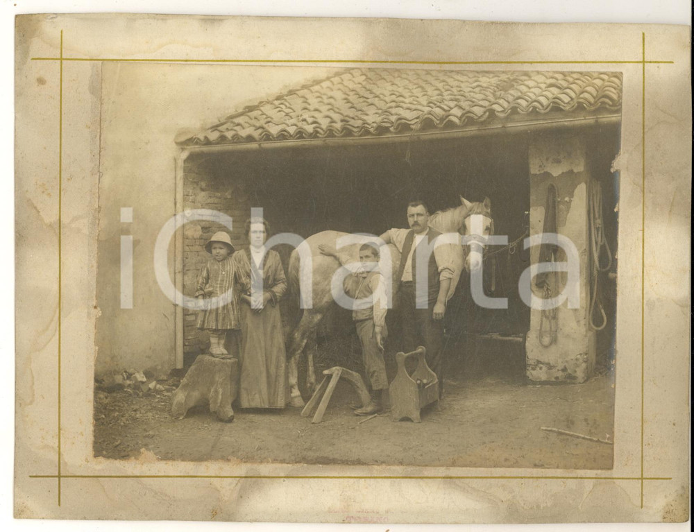 1910 ca LOMBARDIA (?) Famiglia di contadini con cavallo nella stalla - Foto