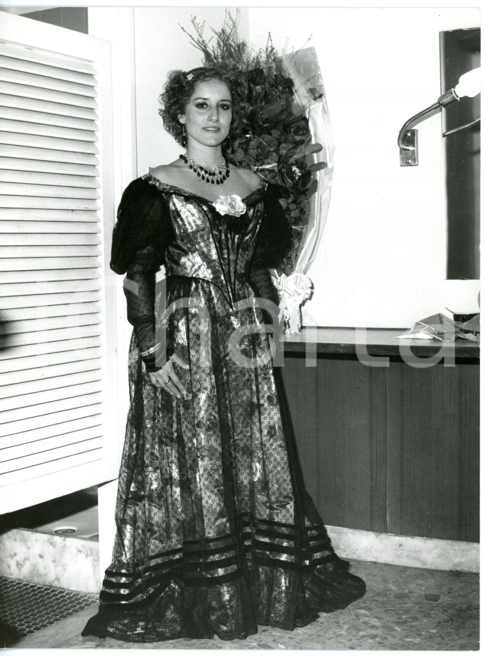 1970 ca LIRICA Mezzosoprano Loretta BEFANI in camerino - Foto seriale 18x24 cm