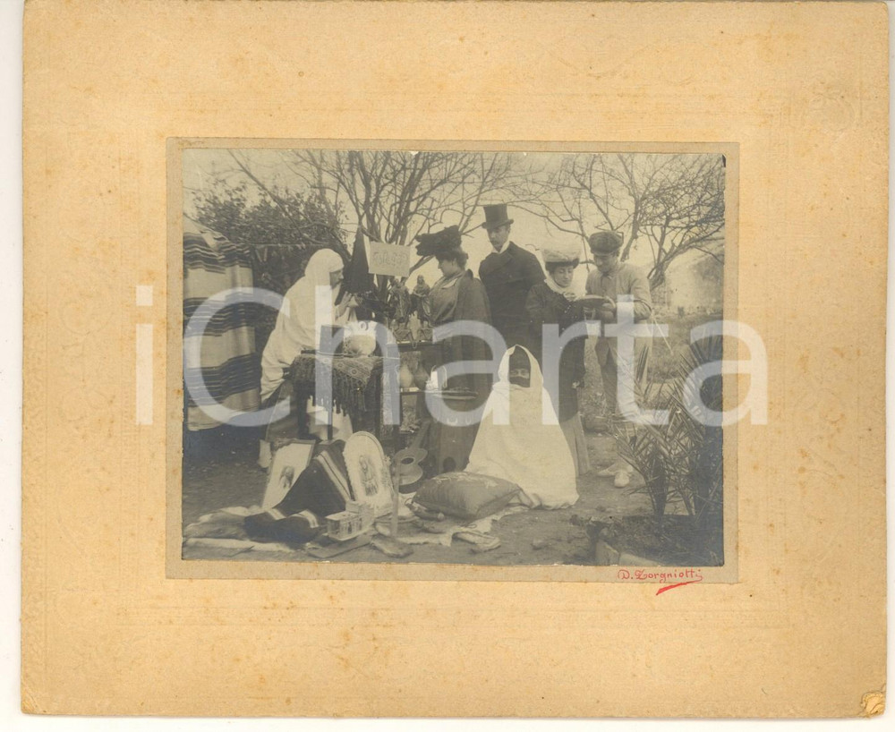 1900 ca ITALIA (?) Visitatori presso mercatino arabo *Foto D. ZORGNIOTTI CURIOSA