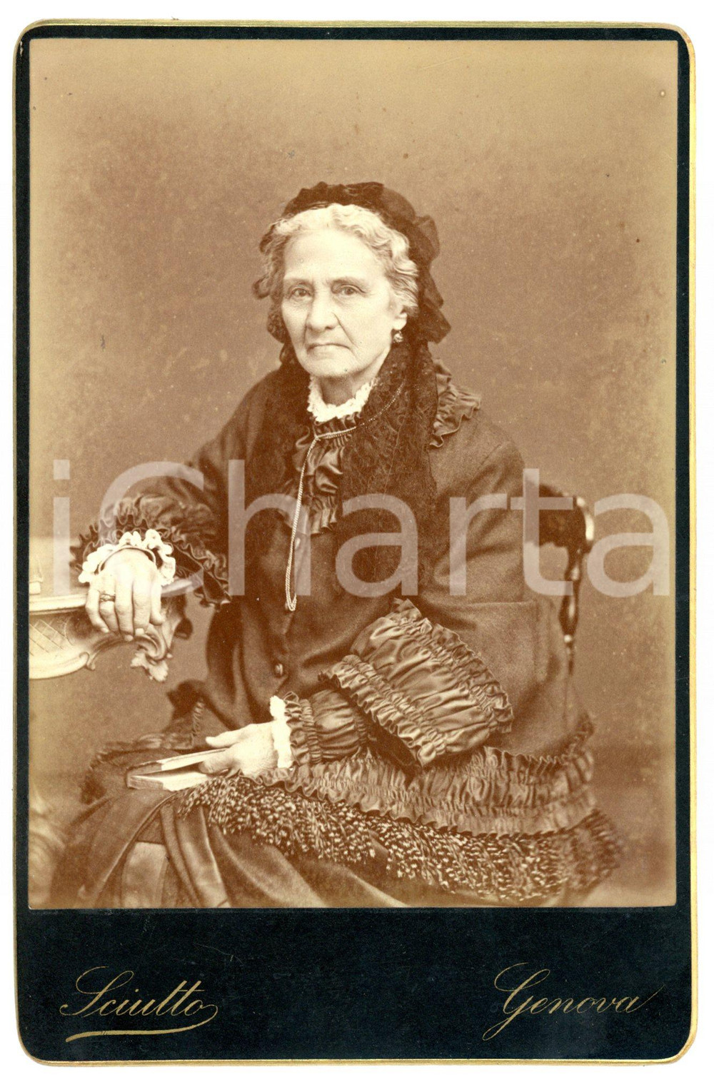 1890 ca GENOVA Ritratto di anziana donna vestita a lutto con libro *Foto SCIUTTO