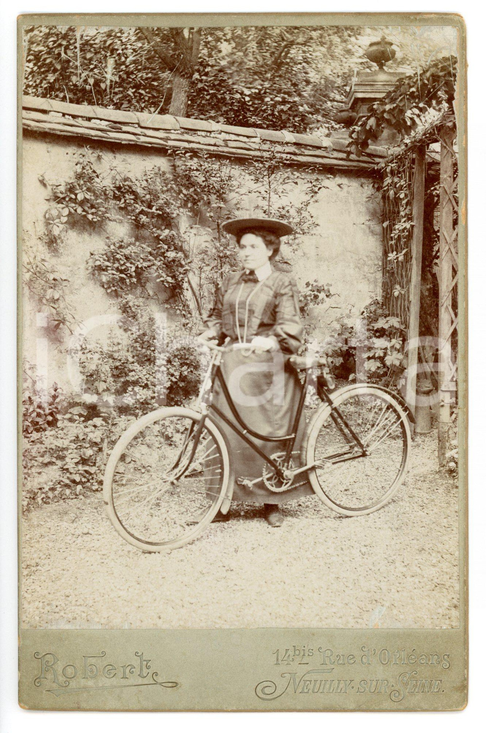 1910 ca NEUILLY-SUR-SEINE Ritratto di donna con la bicicletta *Foto ROBERT 10x16