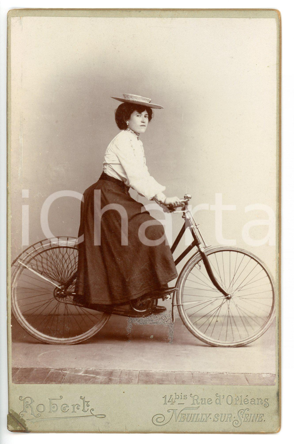 1910 ca NEUILLY-SUR-SEINE Giovane donna posa su una bicicletta - Foto ROBERT