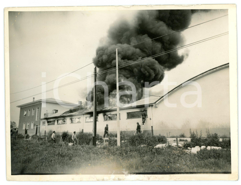 1972 BIELLA Zona industriale - Vigili del Fuoco estinguono un incendio *Foto