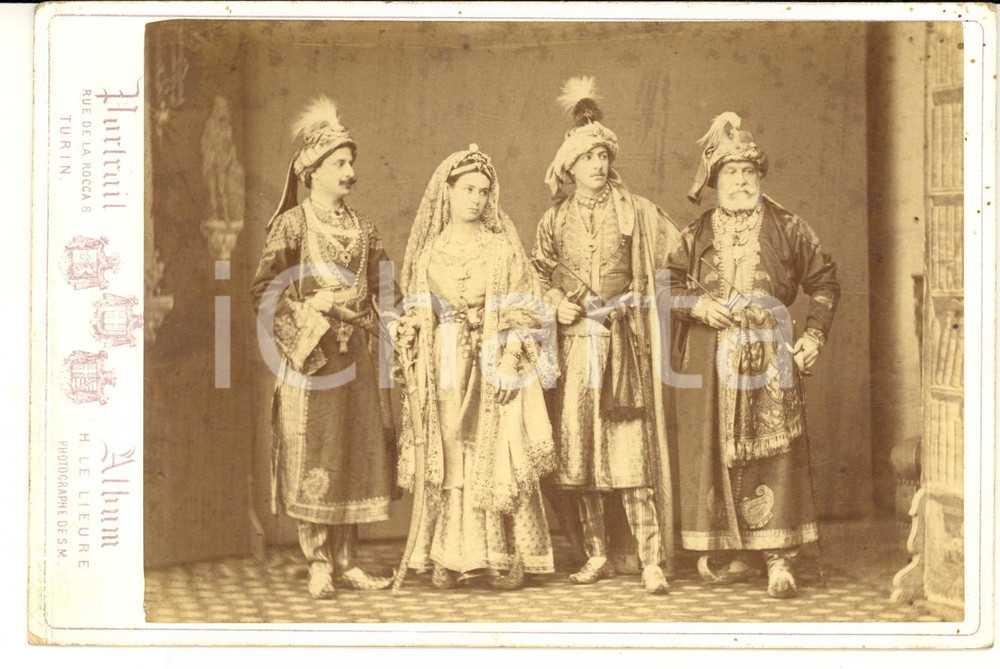 1905 TORINO Gruppo di nobili in costume indiano - Foto LE LIEURE 16x11 cm Fotografia d'epoca su cartoncino rigido. CONDIZIONI: GFORMATO: 16x11 cmFOTOGRAFO: Le Lieure - Torino   originale e autentica 0