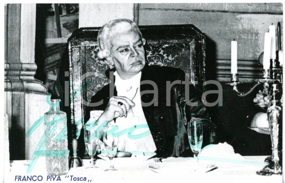 1960 ca LIRICA Tenore Franco PIVA in "Tosca" - Foto seriale con AUTOGRAFO Fotografia seriale d'epoca, con autografo.CONDIZIONI: FAIR (autografo parzialmente illeggibile a causa dello sfondo scuro; graffio al centro)DIMENSIONI: 15x10 cm      originale e autentica 1
