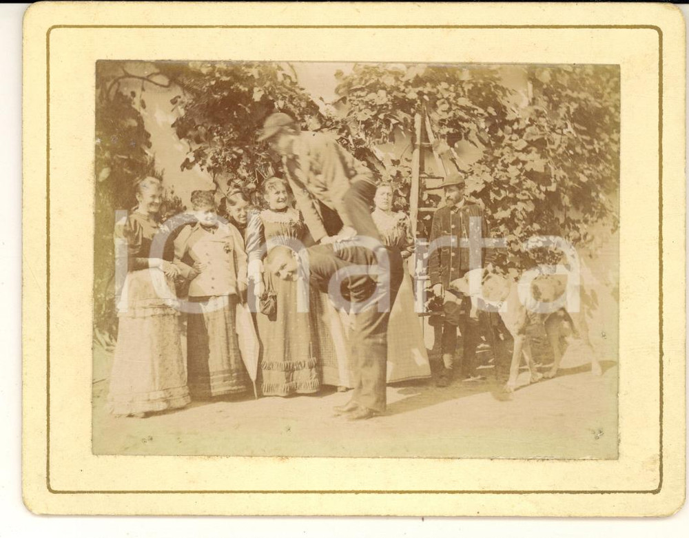 1890 ca ITALIA Famiglia nel gioco della cavallina - Foto CURIOSA 13x10 cm