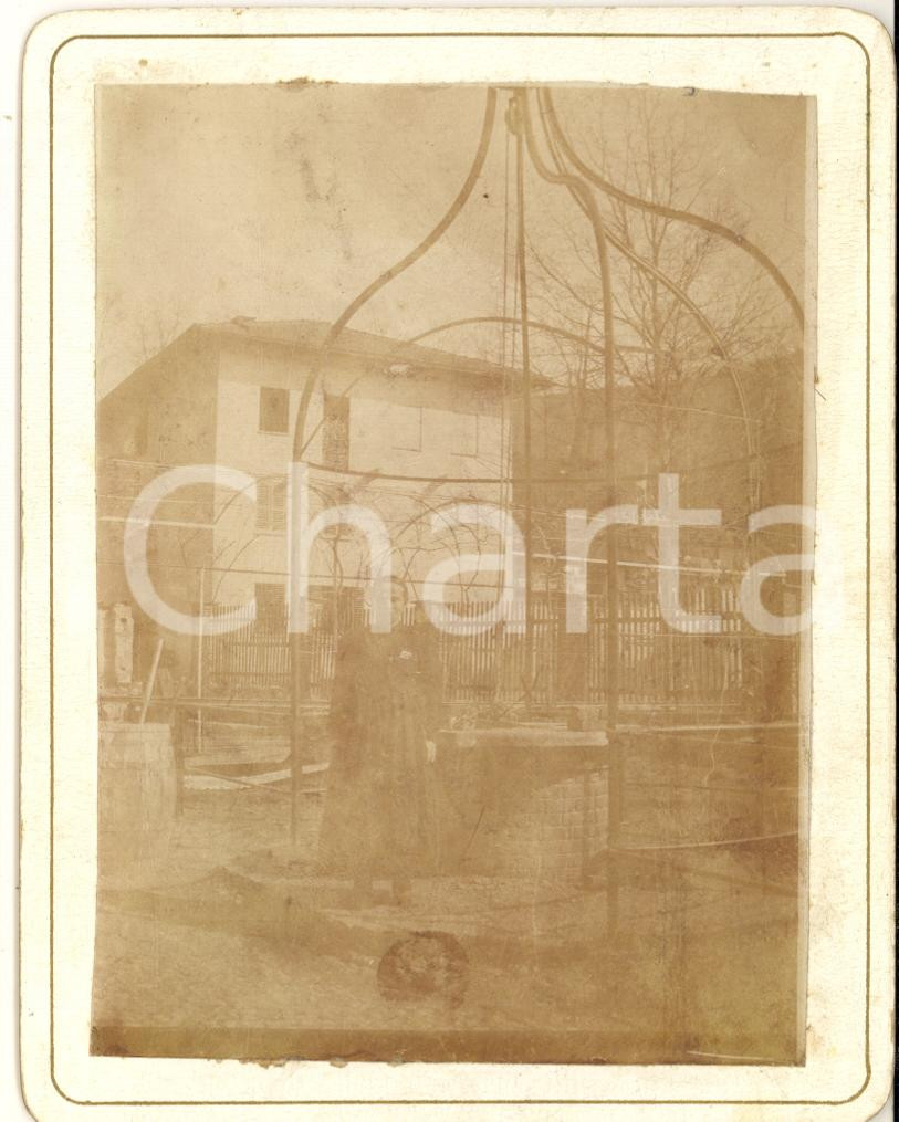 1900 ca PIEMONTE (?) Ritratto di donna al pozzo - Foto Ettore ROSAZZA 10x13 cm