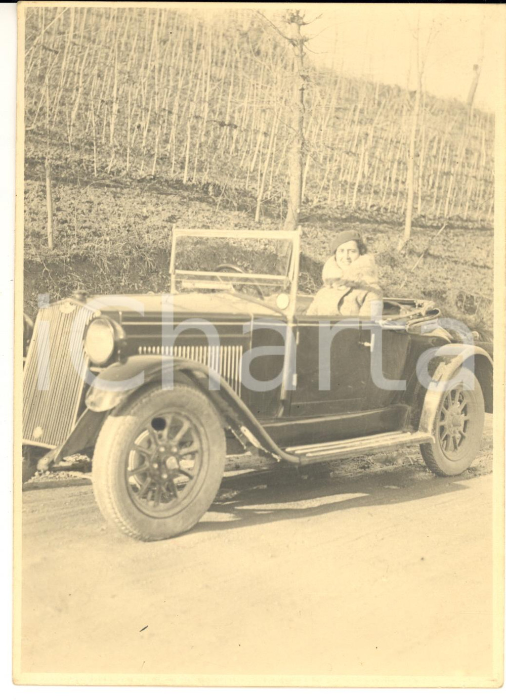 Fotografia d epoca originale 1930 ca AREA LOMBARDA Ritratto di donna su auto cabriolet  Foto VINTAGE 13x18 1