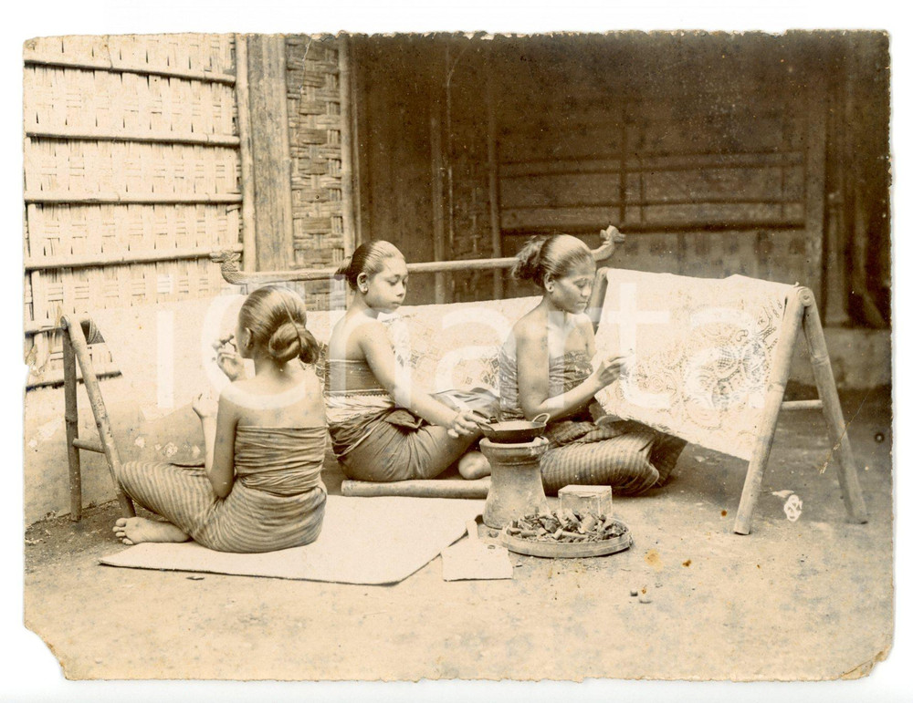 Fotografia d epoca originale 1920 ca GIAVA Giovani donne dipingono le tradizionali vesti sarong  DANNEGGIATA 1