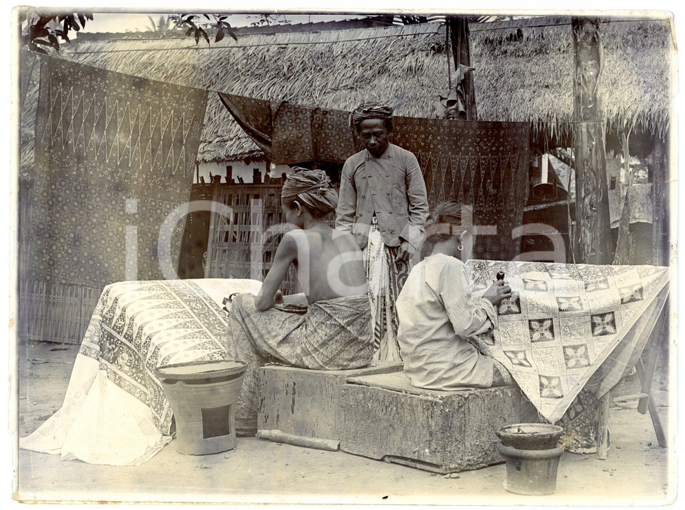 1920 ca GIAVA Giovani donne dipingono vesti sarong con batik - Foto 24x18 cm
