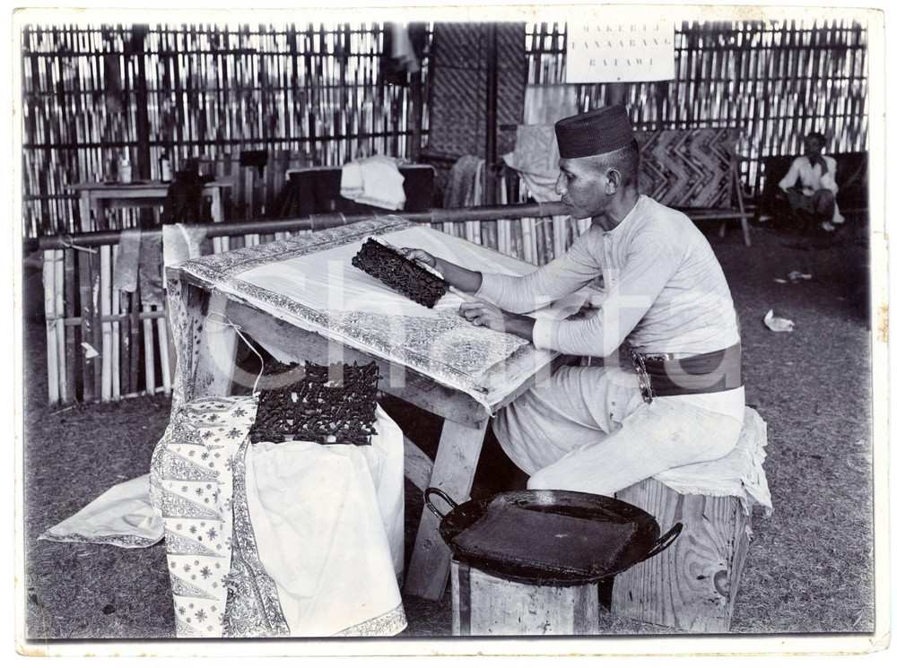 Fotografia d epoca originale 1920 ca GIAVA COSTUME Pittura dei sarong  Uomo con stampo in cera Foto 24x18 1