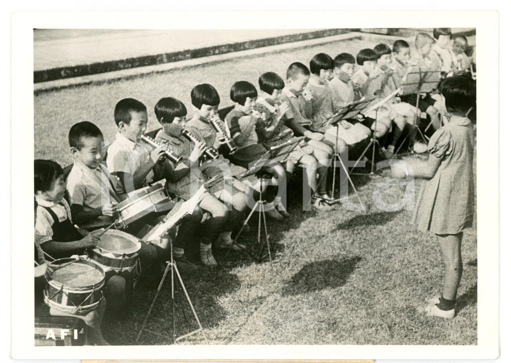 1942 TOKYO Bambini di una scuola elementare durante esibizione musicale *Foto