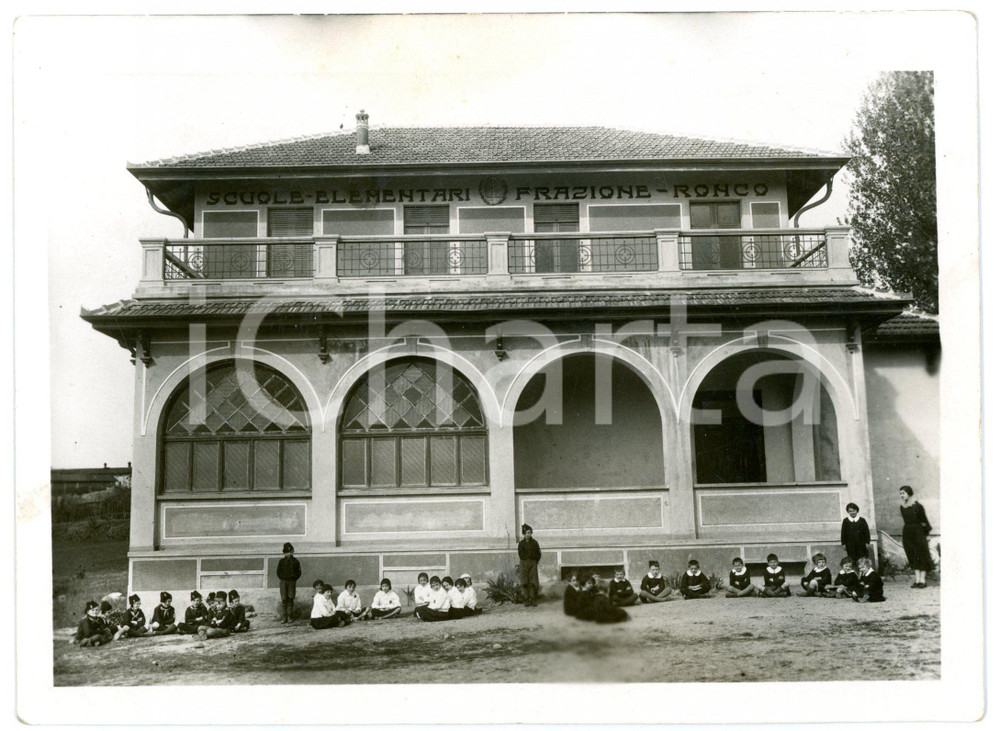 1930 ca RONCO CANAVESE Classe prima elementare - Foto di gruppo in cortile 18x13